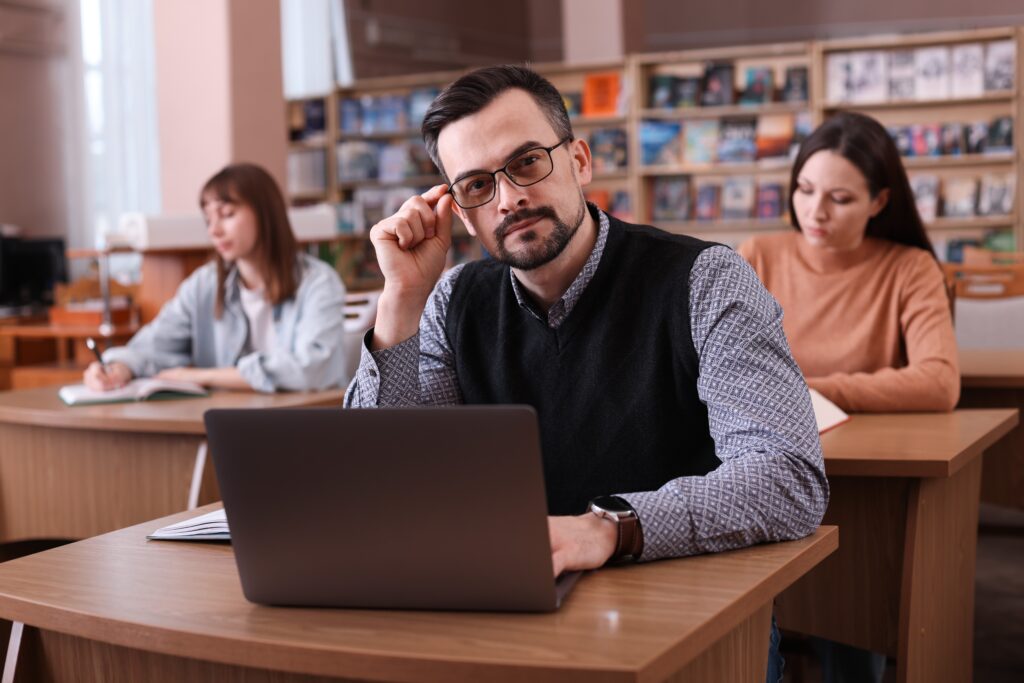 Persona con gafas estudiando en un centro educativo para adultos